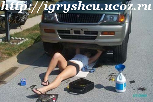 девушка ремонтирует автомобиль